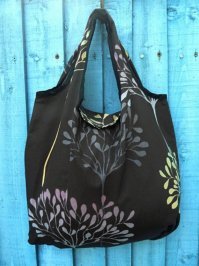 А эта не многоразовая что ли? И чехол не нужен, чтобы прятать от чужих глаз ее содержание. И страны уже нет, а сумка жива.