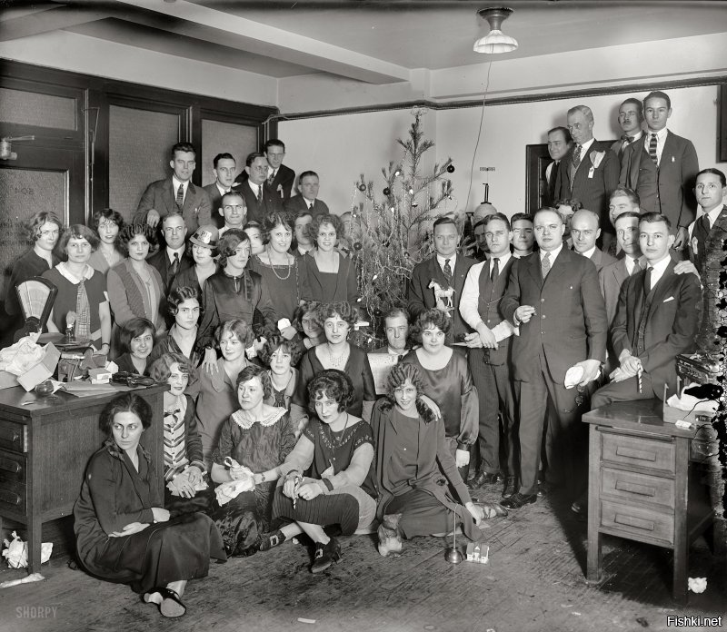 Вот эту вряд ли видели. Рождественская вечеринка в офисе, 1925. Догадайтесь, почему все мужики такие кислые:)