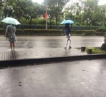Видать очень сильно ссать хочет...)))