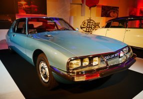 У Citroen SM тоже была оптика оригинальная, под общий прозрачный колпак и номер цеплялся.