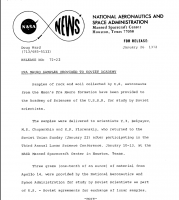 8998 граммов весил образец 14321
Отпиленная часть камня была передана СССР

FRA MAURO SAMPLES PROVIDED TO SOVIET ACADEMY
Samples of rock and soil collected by U.S. astronauts from the Moon's Fra Mauro formation have been provided to the Academy of Sciences of the U.S.S.R. for study by Soviet scientists. 
The samples were delivered to scientists Y.I. Belyayev, M.S. Chupankhin and K.P. Florenskiy, who returned to the Soviet union Sunday (January 23) after participating in the Third Annual Lunar Science Conference, January 10-13, at the NASA Manned Spacecraft Center in Houston, Texas.
Three grams (one-tenth of an ounce) of material from Apollo 14, were provided by the National Aeronautics and Space Administration for study by Soviet Scientists as part of U.S. - Soviet agreements for exchange of lunar samples.
The NASA has previously provided Soviet scientists with samples from the Apollo 11 and 12 missions and has received samples collected by the Soviet Union's unmanned Luna 16 spacecraft.
During their stay in Houston, the three Soviet scientists consulted with U.S. scientists and viewed a wide range of lunar rocks and soils stored at the Manned Spacecraft Center, while participating in the selection of samples to return to their colleagues in the USSR.
The Russian samples include a small chip from an unusual crystalline rock designated sample 14310, one of the most widely studied of the Apollo 14 rocks. They also received a small piece of a 9 kilogram (20 pound) boulder designated sample 14321, which was collected on the Apollo 14 mission as well as a variety of core samples, soils and polished thin sections.
Before receiving the Apollo 14 samples, the delegation of Soviet scientists joined with more than 600 scientists from the united States and 13 foreign countries in reporting on results of their analyses of U.S. and Soviet lunar samples at the annual lunar science conference in Houston.

Сканы: