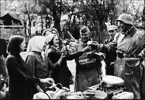 А я даже уверен. И в Литве, и в Латвии, и в Эстонии и на Западной Украине.
1. Литва
2. Латвия
3. Эстония (времен войны не нашел, зато сегодня фашистов там чтят)
4. Львов (даже в цвете)