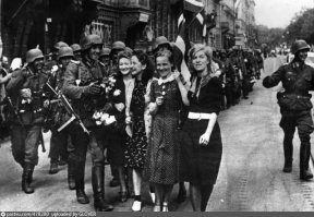 А я даже уверен. И в Литве, и в Латвии, и в Эстонии и на Западной Украине.
1. Литва
2. Латвия
3. Эстония (времен войны не нашел, зато сегодня фашистов там чтят)
4. Львов (даже в цвете)