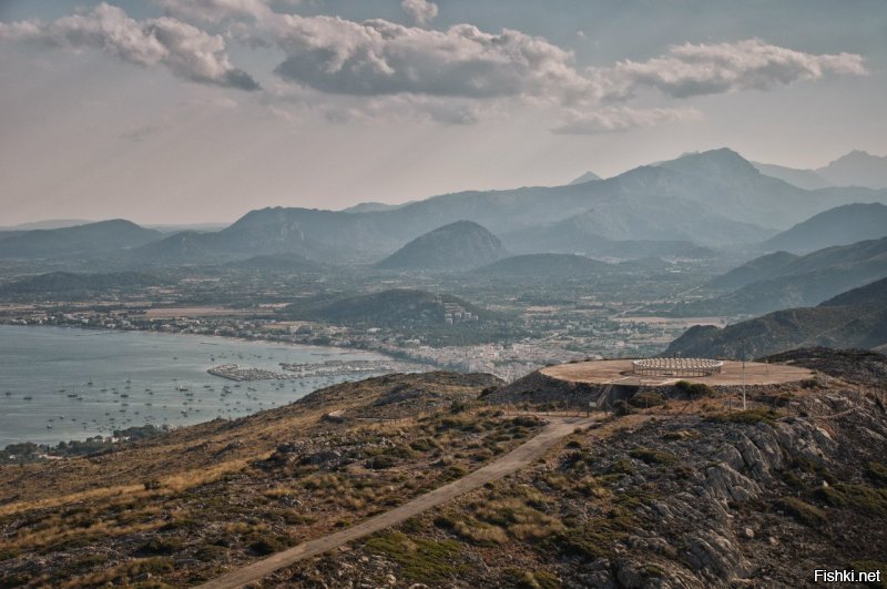 Спасибо Вам автор! Всегда приятно встретить единомышленника! 
Не в смысле, что тоже умею пользоваться фототехникой. А в том, что уже давно и так же как Вы познаю дзен через окно видоискателя. И, остановив на мгновение ход времени, сохраняю на память частичку этого мира, моего с ним взаимодействия и эмоции, которые он дарит даже спустя годы, через затерявшиеся на диске мегабайты. 
Доброй Вам ночи! ...или утра.