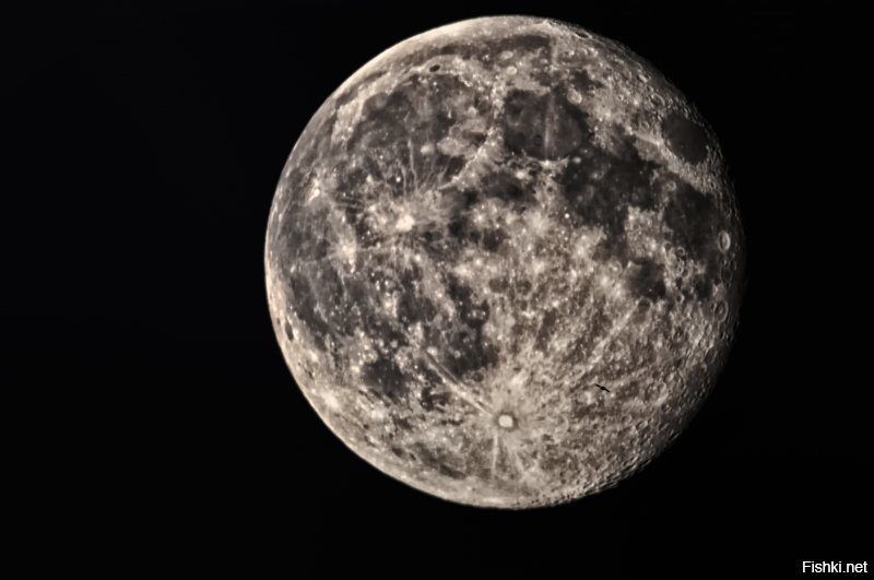 Спасибо Вам автор! Всегда приятно встретить единомышленника! 
Не в смысле, что тоже умею пользоваться фототехникой. А в том, что уже давно и так же как Вы познаю дзен через окно видоискателя. И, остановив на мгновение ход времени, сохраняю на память частичку этого мира, моего с ним взаимодействия и эмоции, которые он дарит даже спустя годы, через затерявшиеся на диске мегабайты. 
Доброй Вам ночи! ...или утра.