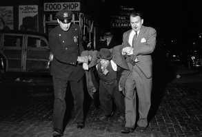 Синий мужик (в центре) В США отменили сухой закон.