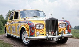 Джон Леннон и его Роллс-Ройс.
Тогда просто так купить Роллс-Ройс невозможно. Компания выбирала из желающих купить людей будущих владельцев. И платежеспособность была не на первом месте. 
За Ленона просили не мало людей, что бы ему продали Роллс-Ройс.
Rolls Royce Phantom V, полученный Джоном Ленноном 3 июня 1965 года, изначально был окрашен в традиционный чёрный цвет. 
После того как он превратил авто в "разноцветный шедевр" (работа по оформлению занимались художники-цыгане) компания Rolls Royce выпустила правила в которых запрещена перекраска авто без согласования с компанией.
Когда же первые его фотографии появились в газетах, в Англии начался настоящий психоз. Rolls Royce даже сделал официальное заявление, в котором настаивал, что их автомобиль   не восточный бордель.
Едва фотографии  изуродованного  Phantom V появились в газетах, британское общество ополчилось против Леннона.
Негодование царило и среди простых смертных британцев. Однажды автомобиль Леннона в деловой части Лондона атаковала классическая миссис преклонных лет. Размахивая зонтиком, она вопила:  Ты - свинья! Ты - свинья! Как посмел ты сделать такое с Rolls Royce?!