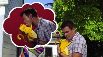 хозяйку просто очень любит)))