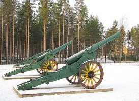 Хотел бы немного уточнить.
Если честно то мне кажется произошла маленькая досадная ошибка.
В тексте документа указано " 100 мм пушек французских - 39 штук"
Однако такого калибра у французов отродясь не было.
Был Canon de 95 Mle 1888 орудие 95 мм и Canon de 90, Mle. 1877 90 мм  но в Россию они не поставлялись.
Следующим орудием шло Canon de 120-mm, Mle 1878.
Как раз при написании пером проще допустить ошибку в калибре 120 мм чем в 90-95 мм написав 100.
Ну и о главном - одно из доказательств орудий крупного калибра под Москвой  есть инициатива Д. Е. Козловского, якобы расконсервировавшего 6 дм орудия 1877 года.
Так вот не знаю как но про их применение воспоминания есть визуальные а если посмотреть на эти пушки то внешне они весьма похожи.
Опять же есть рассказ Алексеева  Француженка   
 Француженка    так солдаты назвали пушку.
   Когда сержанту Барабину впервые её вручили, глянул солдат и ахнул. Пушка была выпуска 1897 года. Выходит, из неё деды ещё стреляли.
     Да-а-а    протянул солдат.
     Зато   француженка,   говорят Барабину.
   Пушка действительно была французской. Во Франции её изготовили. Ещё в первую мировую войну попала она в Россию. Оказалась пушка на батарее, в которой служил Барабин в самые тяжёлые часы Московской битвы. Много требовалось тогда вооружения. И вот случайно где-то на артиллерийских складах было обнаружено несколько старых пушек. Были здесь пушки русские, были английские, была и французская. Отправили их на фронт. Французская и досталась сержанту Барабину.
   Артиллерийская батарея, как правило, состоит из четырёх пушек. Из четырёх состояла и батарея Барабина. Три пушки современные, новые, только что пришедшие с заводов. Четвёртая, Барабинская,   французская.
   Долго бурчал артиллерист. Смотрел на пушку, как на дитё нелюбимое. Всё раздражало солдата в пушке. И вид старинный, и бьёт ближе других, и много возни, пока перезарядишь.
     Утиль,   бурчал солдат.   Доисторический век.
   Солдаты смеются:
     Зато   француженка.
   Побурчал-побурчал Барабин, а затем и привык к француженке. А когда подбил первый фашистский танк, даже расцеловал пушку.
А француженка была весьма мощным орудием -  "Canon de 120-mm, Mle 1878" принято на вооружение в декабре 1878 года. Ствол монтировался на крепостной лафет, аналогичный лафету 155-мм орудия. Дальность стрельбы 20-кг снарядом достигала 11000 м для модели с длинным стволом и 8000 м для укороченной. То есть сделать фарш из танка в упор вполне могла даже с отрывом башни.

То есть 6 дм орудия 1877 года РККА использовало до 1931 года она была в виде рисунков в различных наставлениях по артиллерийскому делу и командиры  и артиллеристы ее на вид знали. Увидив французские пушки заморачиваться с ними никто не стал и на вид определили как наши 152 мм времен русско-турецкой войны .
Прошу сравнить самим первое фото наша 6 дюймовая второе французское 120 мм