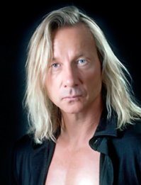 Что-то его фото напомнило Маттиаса Хьюза.