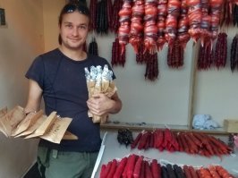 Я живу в Кутаиси и подтверждаю, что довольно грамотно всё описано. Из мухи слона не сделано :)
Не стоит возмущаться советам не использовать нож и вилку для хинкалей - ведь это такой же совет как и то, что суп вкуснее кушать ложкой или картошку фри макать в кетчуп а не пить его отдельно :)

Кстати, если захотите грузинских продуктов, то можете обращаться ко мне - я отправляю их, покупая на кутаисском базаре, в посылках по всей России, как обычный интернет магазин. 
Если интересно, то можете посмотреть всю информацию в видео путешественника Никиты Подобулкина youtu be/xdIBD0lmxeE?list=PLHSx7m3_M5JHDzGBlxsIifUTOx14iF8gh (да, рейтинга не хватает для ссылок).
Ну либо сразу во ВКонтакте okvitalia
Может и реклама как бы, но надеюсь будет некоторыми из вас полезна :)