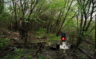 Не совсем понял как он может работать, если рельсы в таком состоянии уже не одно десятилетие скорей всего ..., наверно постановка.