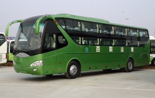 Реклама производителя матрасов?
Во-первых, в Китае это давно есть. В автобусе на фото 2-этажные нары в три ряда. 
Во-вторых, это чудо в Великобритании не сертифицировать в принципе. Все дело в том, что с 2017 года действует второй релиз Правила 66. Причем оно ООНовское - касается всех, не смотря на брексит. Суть в том, что очень ужесточились требования по опрокидыванию. Раньше опрокидывали автобус с пустыми сиденьями, если жизненное пространство салона примерно сохранялось, машина сертифицировалась. Теперь ее опрокидывают с "пассажирами" - понятно манекенами, но вес их должен соответствовать весу человека. В Британии не  знаю, в Германии - 74 кг. Чтобы он избежал травм при опрокидывании, требовался поясной ремень, а на тех сиденьях, где впереди свободное пространство - 3-точечный (у школьных автобусов все ремни 3-точечные). Теперь прикиньте, как надо привязать лежащего человека, чтобы при опрокидывании он не пострадал. Между прочим, пассажир должен быть пристегнут все время движения, а хождение по салону допускается только в туалет. 
Кстати, на картинке столик с бытовым креслом и цветок стоит - вот кому-то в башку полетит при опрокидывании...