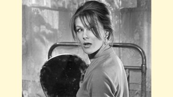 Молодая Дружинина даже в самой простой одежде и на фоне обшарпанных стен выглядит королевой: чувствуется какая то стать, порода.