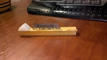 Детям задали смастерить мышеловку.
День первый вовочка приносит досочку с бритвой посередине и двумя кусками колбаски по краям.
Марь Иваннна; Как это работает?
Вовочка: Ну подходт мышь - "есть колбаска, и у есть колбаска, её по горлу чик..."
Марь Иванна: Упрости.
Второй день: ( смотри картинки)
ввовочка: Есть колбаска, нет колбаски... по горлу чик.
Третий день: Нет колбаски,  нет колбаски. ГДЕ МОЯ КОЛБАСКА.