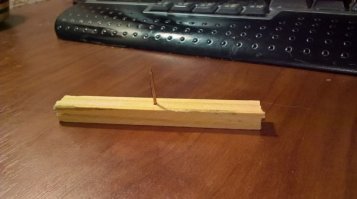 Детям задали смастерить мышеловку.
День первый вовочка приносит досочку с бритвой посередине и двумя кусками колбаски по краям.
Марь Иваннна; Как это работает?
Вовочка: Ну подходт мышь - "есть колбаска, и у есть колбаска, её по горлу чик..."
Марь Иванна: Упрости.
Второй день: ( смотри картинки)
ввовочка: Есть колбаска, нет колбаски... по горлу чик.
Третий день: Нет колбаски,  нет колбаски. ГДЕ МОЯ КОЛБАСКА.