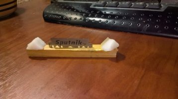 Детям задали смастерить мышеловку.
День первый вовочка приносит досочку с бритвой посередине и двумя кусками колбаски по краям.
Марь Иваннна; Как это работает?
Вовочка: Ну подходт мышь - "есть колбаска, и у есть колбаска, её по горлу чик..."
Марь Иванна: Упрости.
Второй день: ( смотри картинки)
ввовочка: Есть колбаска, нет колбаски... по горлу чик.
Третий день: Нет колбаски,  нет колбаски. ГДЕ МОЯ КОЛБАСКА.