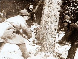 Сечин и Улюкаев валят лес.
Кто третий в их бригаде плохо видно(