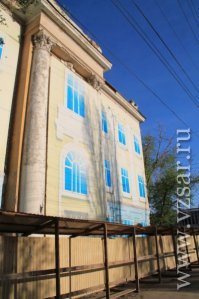 В центре Саратова разрушенную школу баннером обмотали,типа так она должна выглядеть. Но денег только на винил