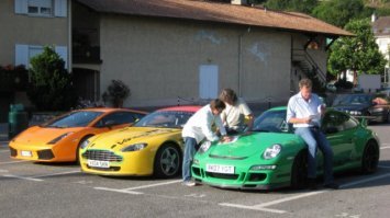 ну и для наглядности: на фото момент из Top Gear 10 сезона, первая серия. У Хаммонда и Кларксона GT, у Мэя спорткар. Посмотрите серию и все станет ясно :)