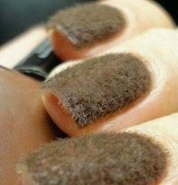 мажешь ногти клеем, и суёшь под диван:)