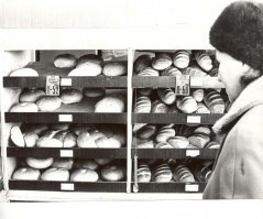 Половину детства прожил в доме, где была булочная. Никогда не видел вилки для хлеба. У нас всегда были ложки)) Наверное, зависило от города...