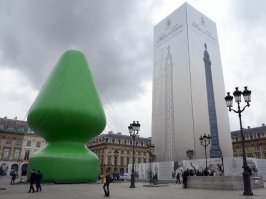 фото 4х летней давности.насколько помню,эту елку в виде анальной пробки(затычки)) на 14й год вроде устанавливали.сейчас не знаю.может еще что придумали