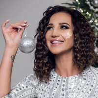 А  Бузова счастлива.  За  деньги  на  все  готова.