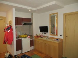 Вот отель "Антарес" в Валь-Гардене. Внутри и снаружи.