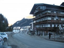 Вот отель "Антарес" в Валь-Гардене. Внутри и снаружи.