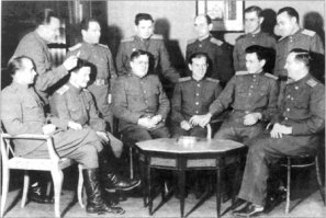 Интересное историческое фото. Будущие корифеи советской ракетной техники в кабинете Вернера фон Брауна в 1945 году в Германии: В.Будник, С.Королёв, Л.Гайдуков, Ю. Победоносцев, В.Мишин, Б.Черток, Л.Воскресенский, Н.Пилюгин, И.Бровко и др. (Фото: из архива В.Платонова.)
Да,да,  значительную часть научного "наследства" Вернера фон Брауна удалось отхватить и СССР.... :)