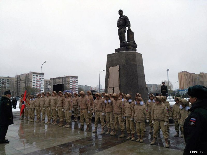 почему-то в сми мало освещали. вот памятник Александру Прохоренко. он настоящий Офицер.