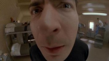 Человек в зеркале видит как минимум в зеркальном виде))), лево справа, и право слева...Ну а фотограф тоже весь такой нашелся правильный, смотрит на фото где искажения от объектива, и думает, ну вот теперь то гораздо правильнее.
А я, так сразу фильм вспомнил, горячие головы...вот там этот момент отлично показан...
И вообще мы все по-разному видим.