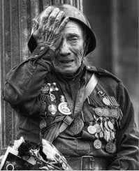 Это графомания от какого-то школотенка запущена и гуляет на трех сайтах.
Теперь Фишки стали четвертым.
Потом эту "историю" распетушат до того, что генералом будет Рокоссовский или Рыбалко.
Мозги иногда надо включать и не верить упоенно всякой хрени, даже если она такая вот патриотическая.
Не все то правда, что правдиво выглядит!
Дедуля с фото вам в тему.