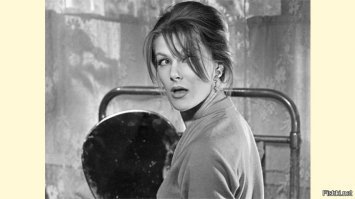 Да уж... Даже на фоне обшарпанных стен королевна