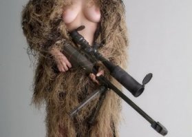 Красивые девушки с оружием и военнослужащие