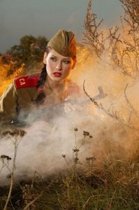 Красивые девушки с оружием и военнослужащие