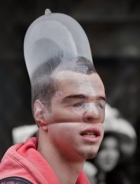 К нему во двор залетело несколько воздушных шариков и вот, что он с ними сделал