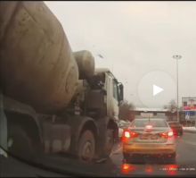 Бетономешалка перестраивается - она виновата. Даже если kia тоже перестраивается - бетономешалка должна уступить (одновременное перестроение). Бетономешалка была бы не виновата, если бы оставалась в полосе, а так все очевидно. С таким видосом бетономешалка будет виновата.