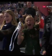 Да она этой медали радовалась больше его самого!))Очень добрый и хороший жест!Парень молодец!)