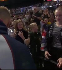 Да она этой медали радовалась больше его самого!))Очень добрый и хороший жест!Парень молодец!)