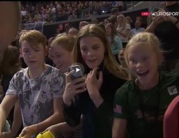 Да она этой медали радовалась больше его самого!))Очень добрый и хороший жест!Парень молодец!)