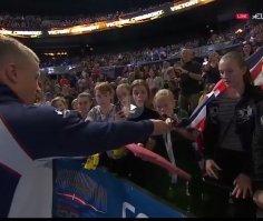 Да она этой медали радовалась больше его самого!))Очень добрый и хороший жест!Парень молодец!)