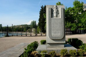 В Севастополе в конце улицы Курчатова стоит памятник ученым, работавшим над проблемой размагничивания кораблей.