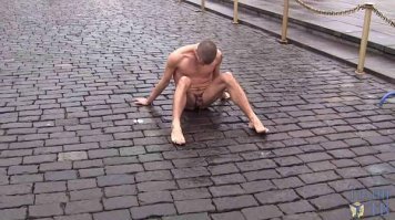 Ну хорошо хоть не яйца прибил, а то бывали случаи...