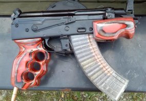 А действительно, почему не делают прозрачные магазины? Это же удобно, видно сколько еще пострелять осталось:) Или нет подходящей пластмассы?