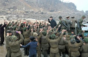 Тут скорее всего ставят на поражение больших скоплений людей без траты времени на замену магазина - например агрессивно настроенной толпы по отношению к Вождю. Так как вторая известная фотка: