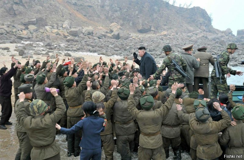 Тут скорее всего ставят на поражение больших скоплений людей без траты времени на замену магазина - например агрессивно настроенной толпы по отношению к Вождю. Так как вторая известная фотка: