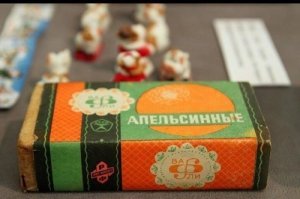 чешки - вполне современная обувь.
сейчас все дети в детских садах в них танцуют и занимаются
а вот апельсинные - выбили из колеи
я столько лет учу детей правильно говорить  
апельсиновый, апельсиновые...
а оказывается дети были правы ??!!?