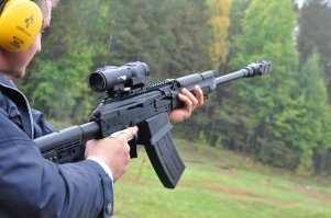Сайга
Есть вариант под  натовский патрон и  под  7.62
Нарезной вариант в  обвесе говорят популярен  у  добровольцев  не скажу  где и спортсменов.